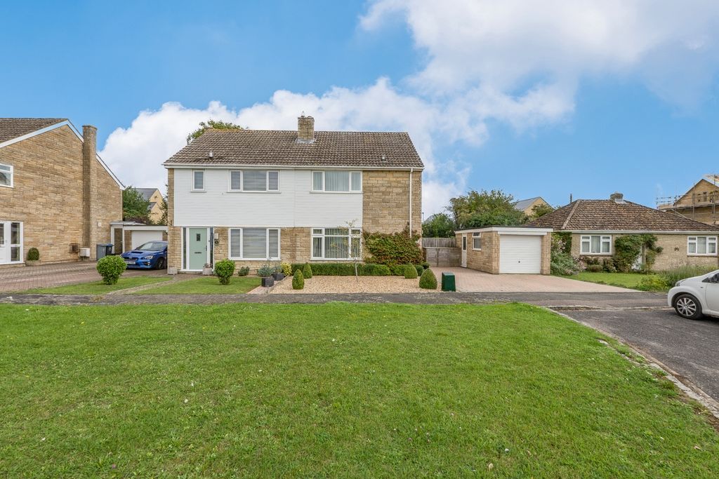 3 bed semi-detached house for saleSellwood Drive, Carterton, Oxfordshire OX18
