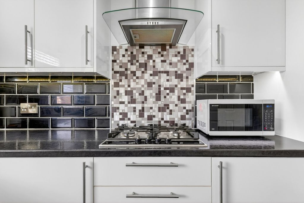 Additional image 9 of 2 bed flat for saleHigh Street, Hadleigh SS7