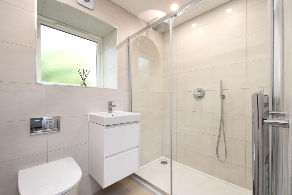 Additional image 6 of 2 bed flat for saleEaton Court, Kemnal Road, Chislehurst BR7