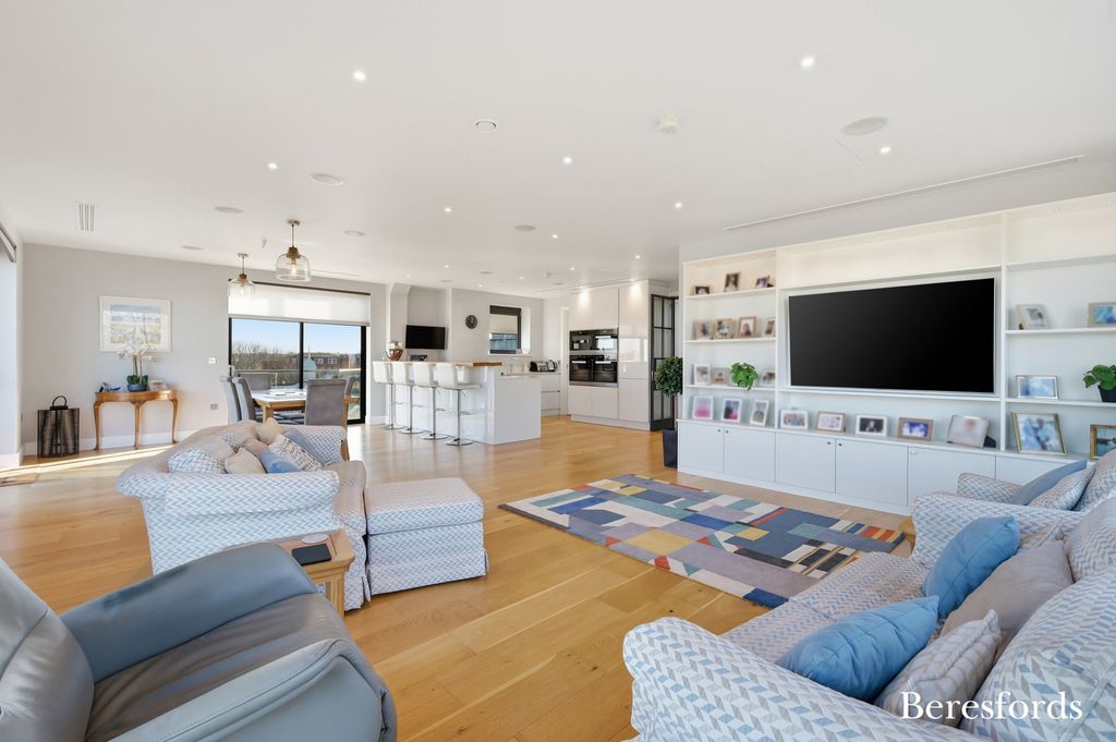 Additional image 10 of 3 bed flat for saleNew London Road, Chelmsford CM2
