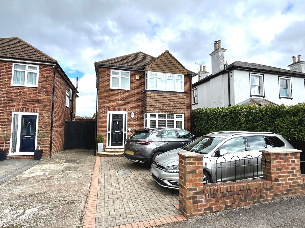 3 bed detached house for saleOrchard Road, Chessington, Surrey. KT9