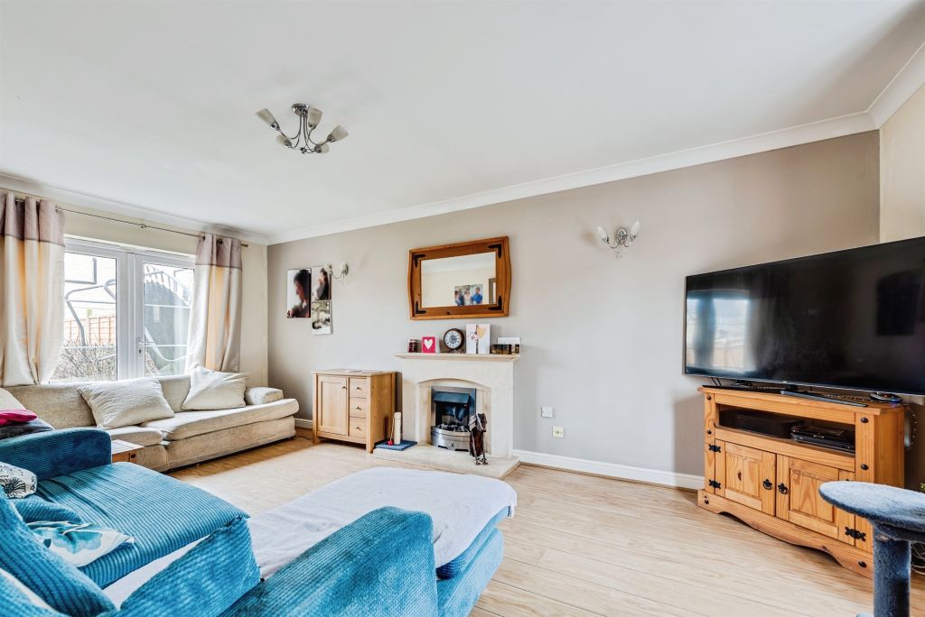Additional image 2 of 5 bed terraced house for saleElmhurst Way, Carterton OX18