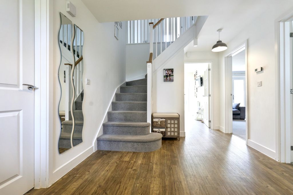 Additional image 3 of 4 bed detached house for sale71 Swinbrook Road, Carterton OX18
