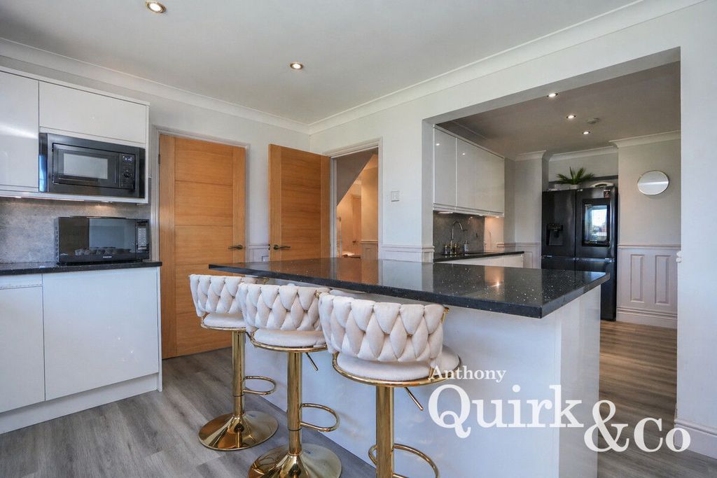Additional image 13 of 4 bed detached house for salePrince William Avenue, Canvey Island SS8