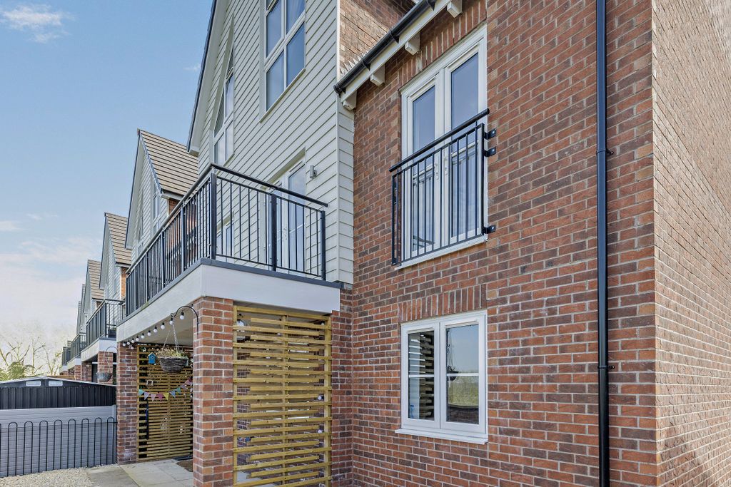 Additional image 2 of 4 bed link detached house for saleWaterside Crescent, Castleford, West Yorkshire WF10