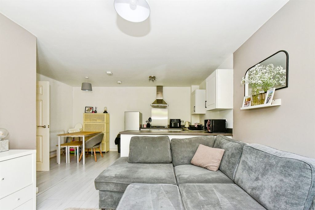 2 bed flat for saleWoodroffe Square, Calne SN11 photo 5