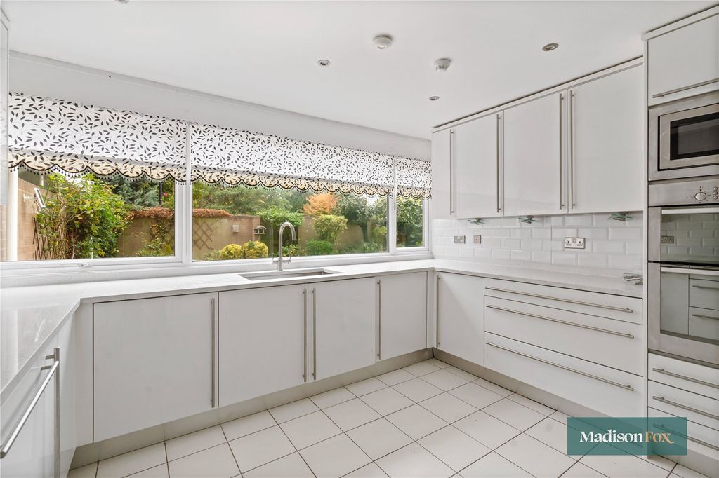 Additional image 7 of 2 bed flat for saleThe Bowls, Chigwell, Essex IG7