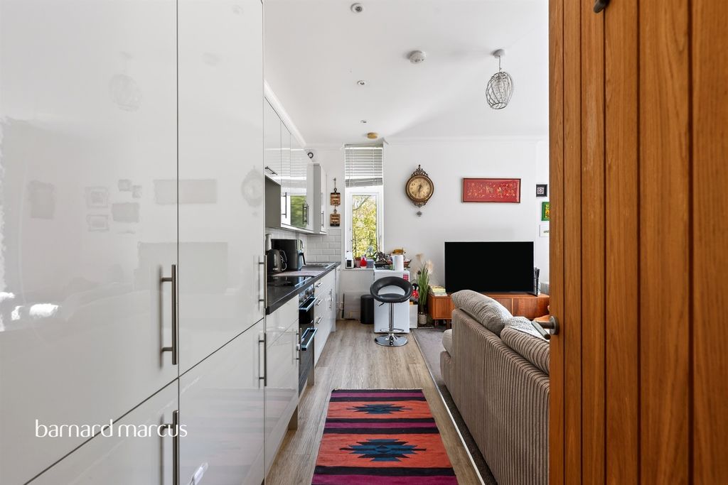 Additional image 3 of 2 bed flat for saleHoneywood Walk, Carshalton SM5