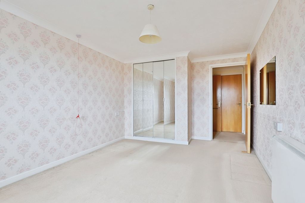 2 bed flat for saleRegency Crescent, Christchurch, Dorset BH23 photo 4
