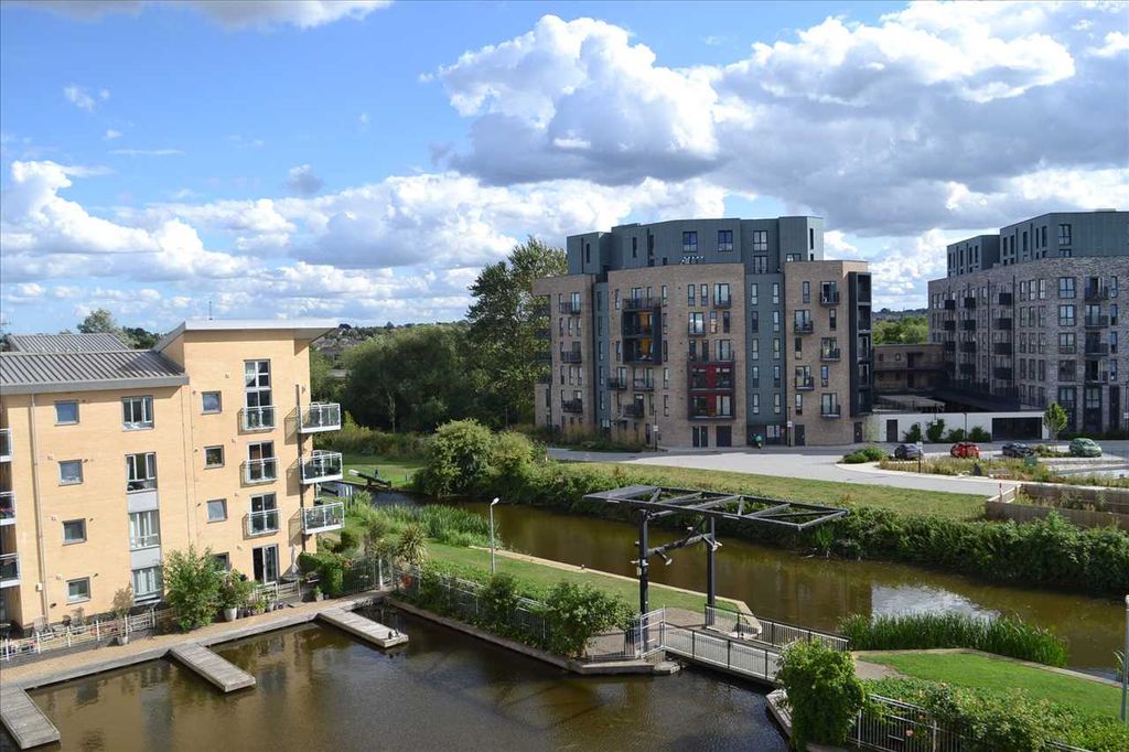 3 bed flat for saleLockside Marina CM2 photo 2