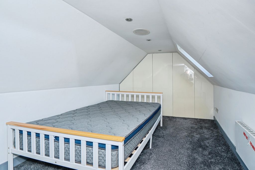 Additional image 18 of 3 bed flat for saleLondon Street, Chertsey, Surrey KT16