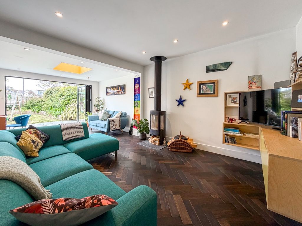 3 bed detached bungalow for saleCamborne, Spacious Detached Bungalow TR14 photo 2