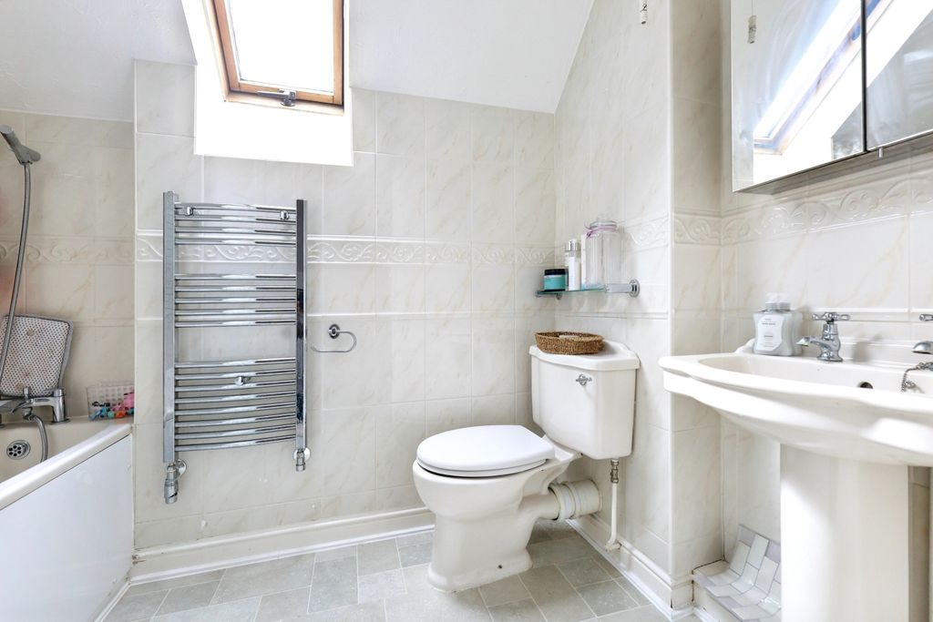 Additional image 19 of 4 bed detached house for sale16 Wychwood Close, Carterton OX18