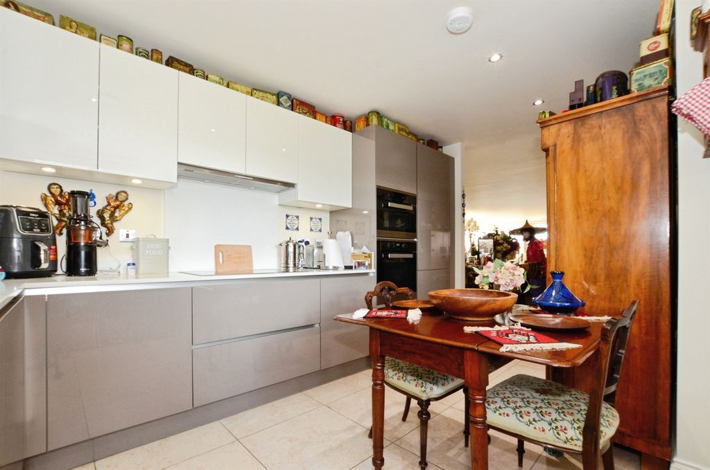 Additional image 2 of 3 bed penthouse for saleMarlborough Drive, Bushey WD23