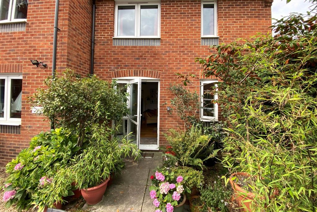 2 bed flat for saleChurchill Court, Kelham Gardens Marlborough SN8