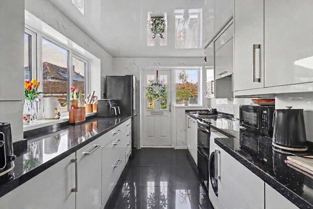 3 bed semi-detached house for saleDevon Way, Chessington KT9 photo 3