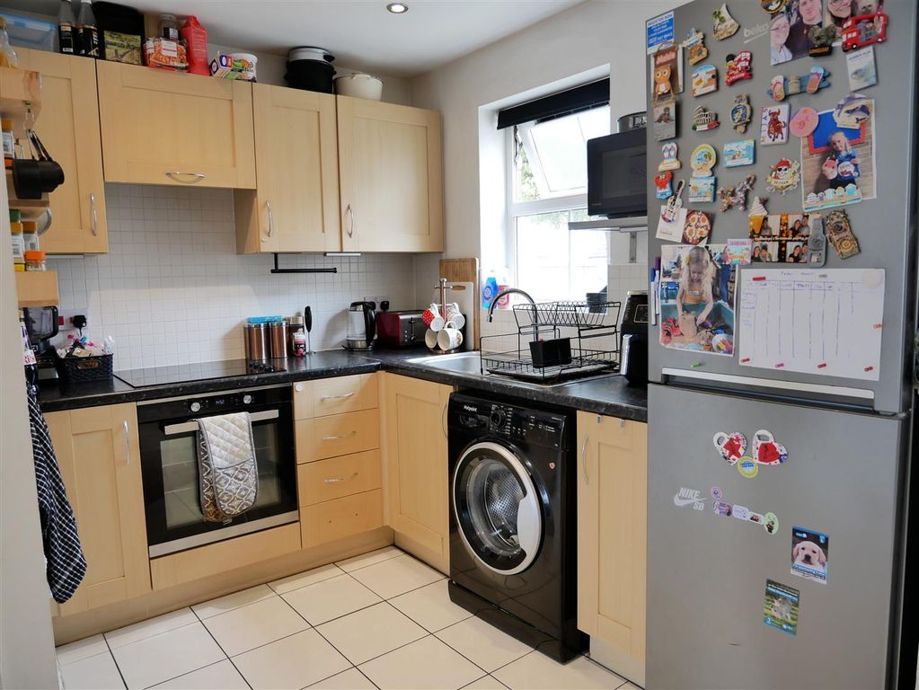 2 bed flat for saleNuthatch Road, Calne SN11 photo 4