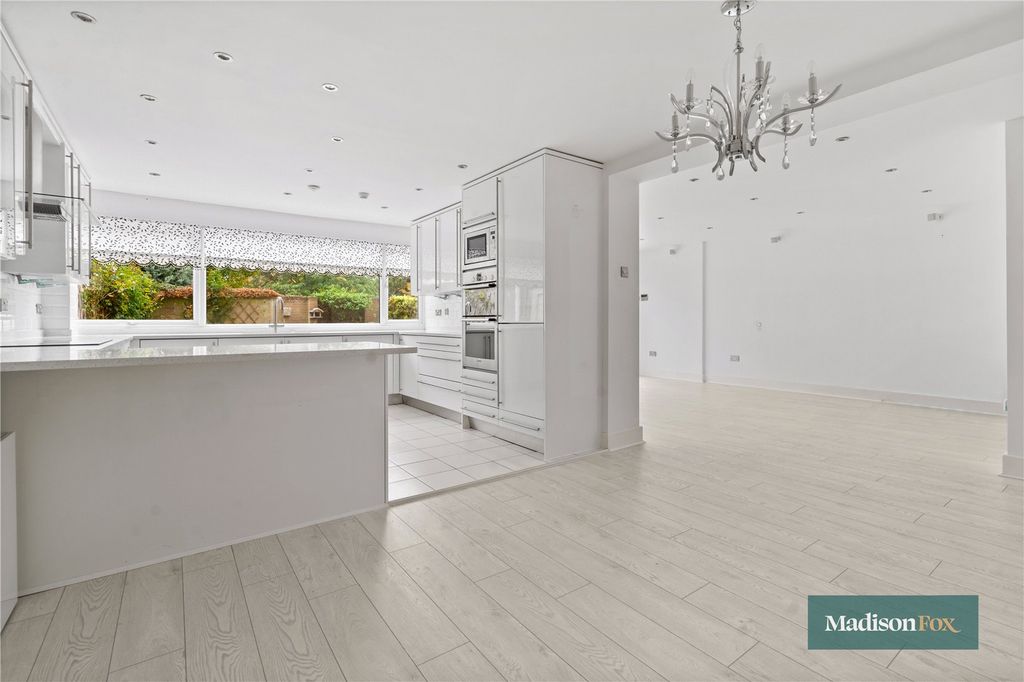 Additional image 5 of 2 bed flat for saleThe Bowls, Chigwell, Essex IG7