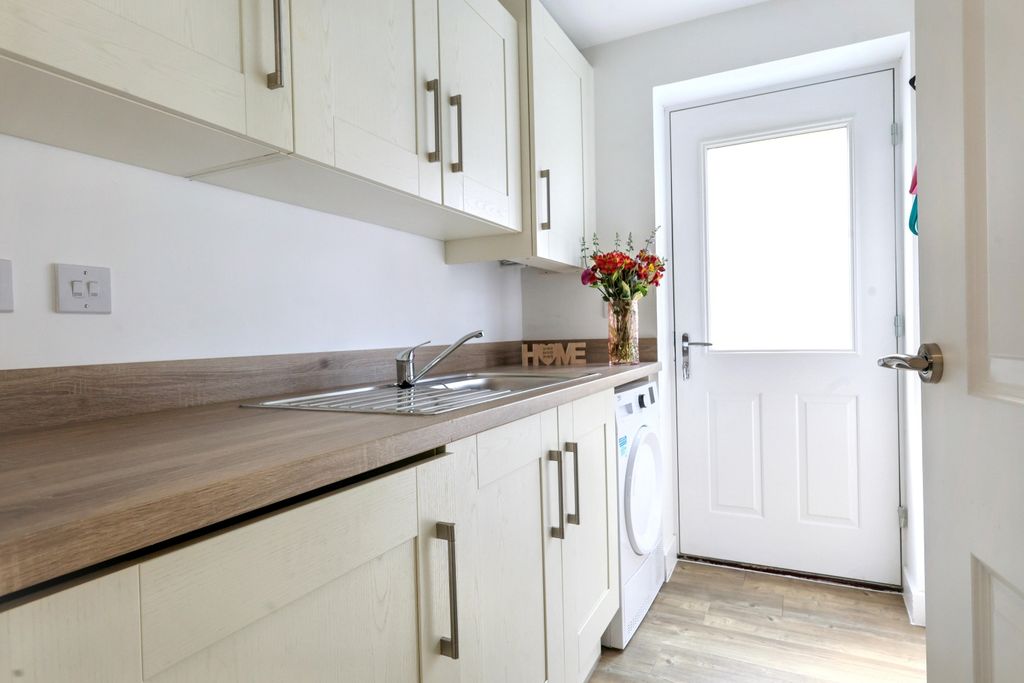 Additional image 10 of 4 bed detached house for sale71 Swinbrook Road, Carterton OX18