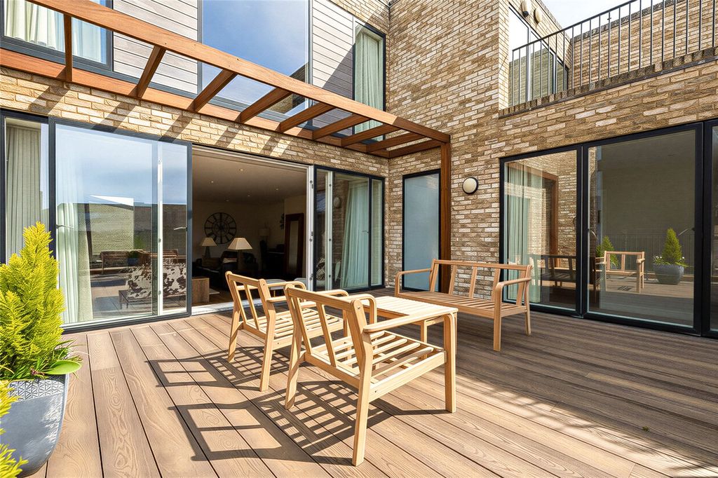 Additional image 7 of 5 bed town house for saleAberdeen Square, Cambridge, Cambridgeshire CB2