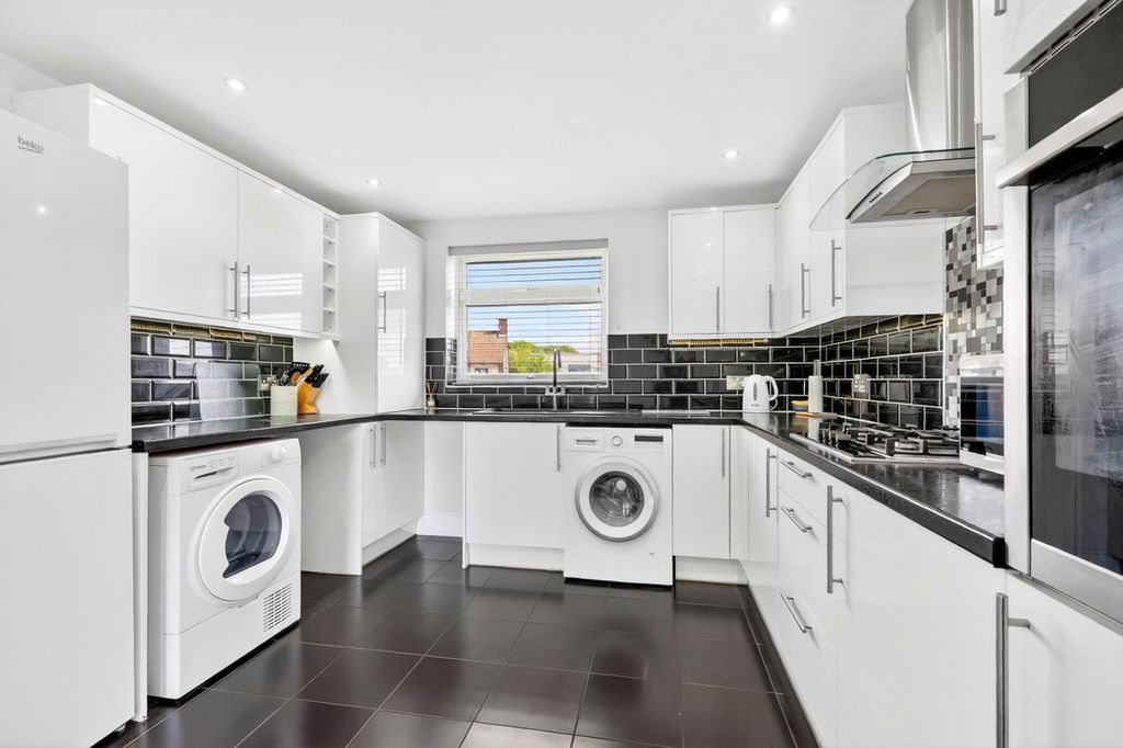 Additional image 2 of 2 bed flat for saleHigh Street, Hadleigh SS7