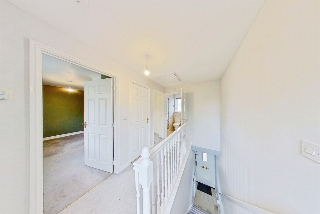 2 bed flat for saleNuthatch Road, Calne SN11 photo 4