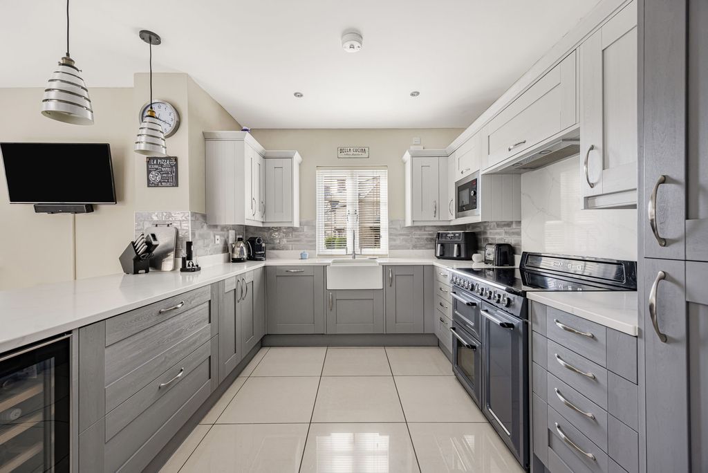 Additional image 5 of 5 bed detached house for saleBeecham Close, Cirencester, Gloucestershire GL7