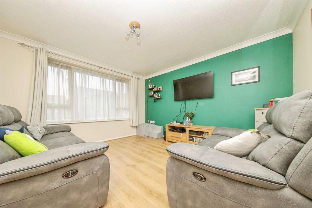2 bed maisonette for saleDe Greys Close, Great Cornard, Sudbury CO10 photo 4