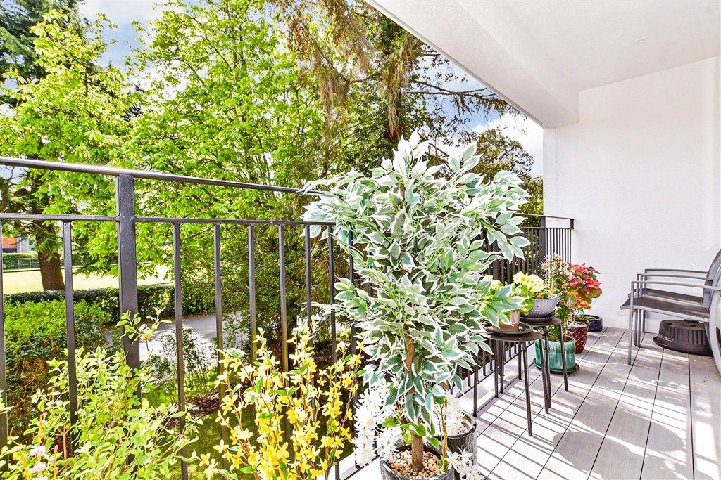 2 bed flat for saleQueens Park Road, Caterham, Surrey CR3