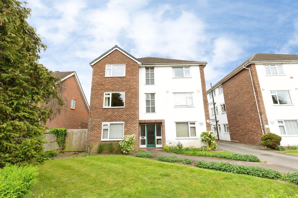 2 bed flat for saleMoor Lane, Chessington, Surrey KT9