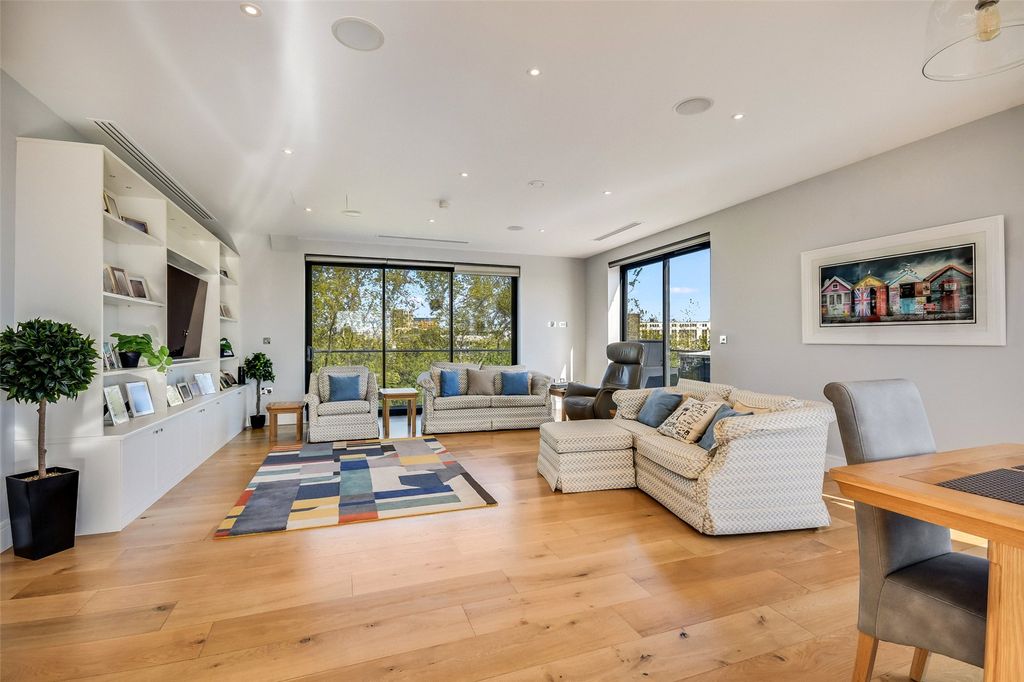 Additional image 2 of 3 bed flat for saleNew London Road, Chelmsford, Essex CM2