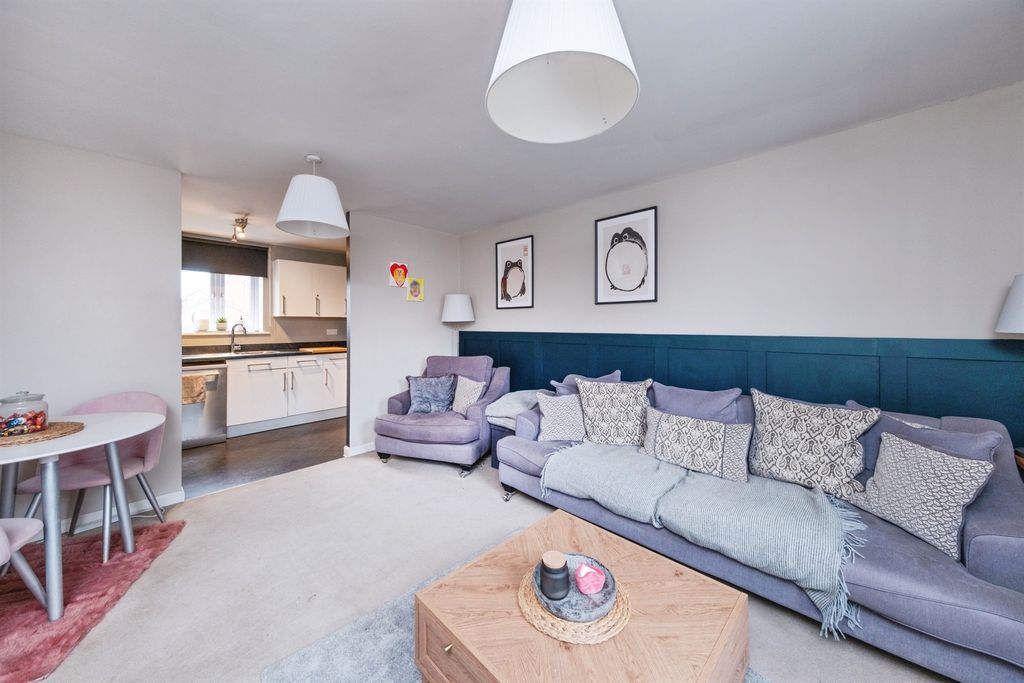 2 bed flat for saleNeedlepin Way, Buckingham MK18 photo 4