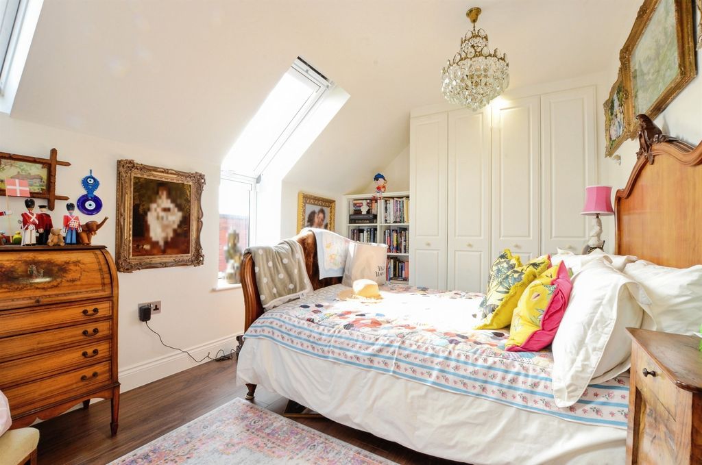 Additional image 6 of 3 bed penthouse for saleMarlborough Drive, Bushey WD23