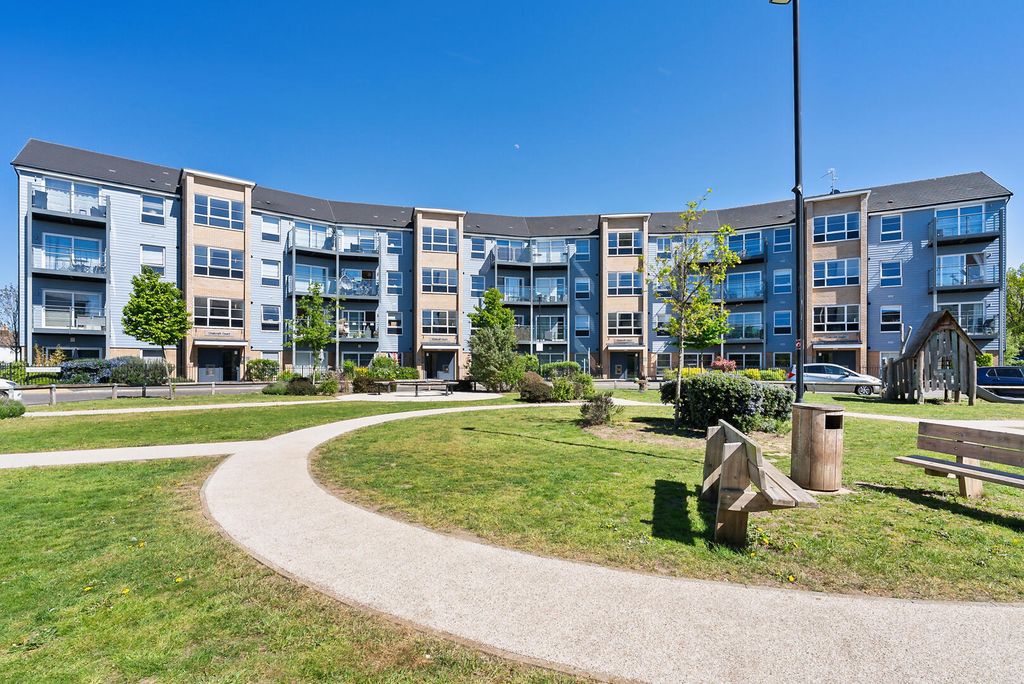 Additional image 16 of 2 bed flat for saleKennett Lane, Chertsey KT16