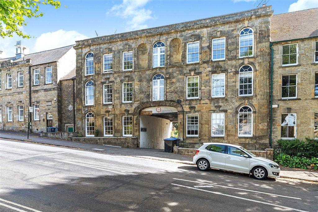 2 bed flat for saleKings Head Court, New Street, Chipping Norton, Oxfordshire OX7