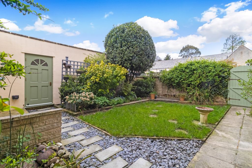 Additional image 2 of 2 bed flat for saleLondon Road, Cirencester, Gloucestershire GL7