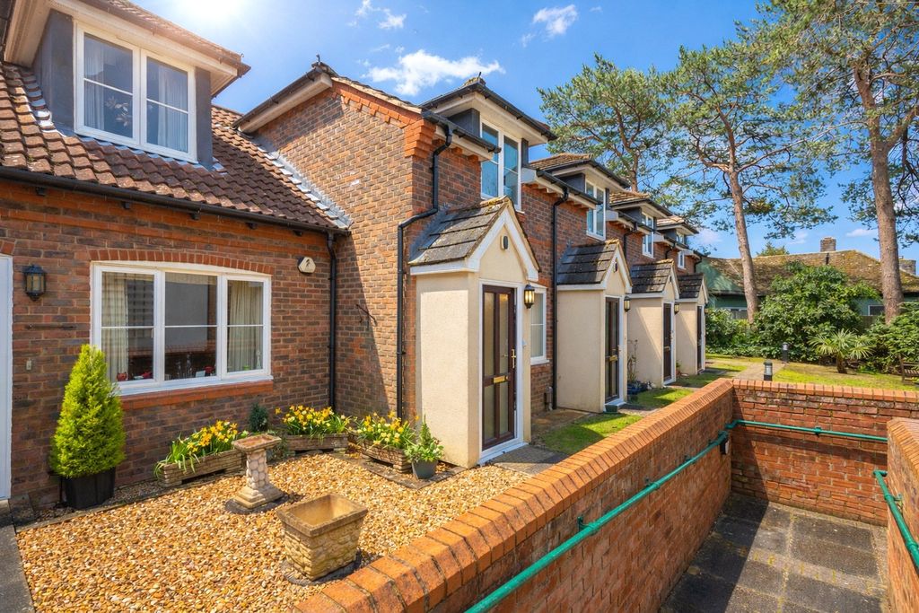 2 bed flat for saleMarlow Drive, Christchurch, Dorset BH23