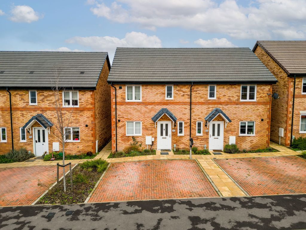 3 bed semi-detached house for saleEmperor Way, Chinnor OX39