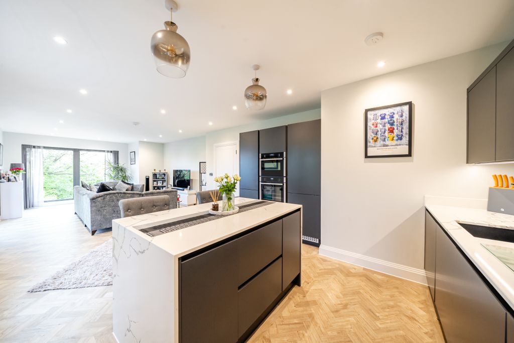 Additional image 9 of 2 bed flat for saleChurch Hill, Caterham CR3