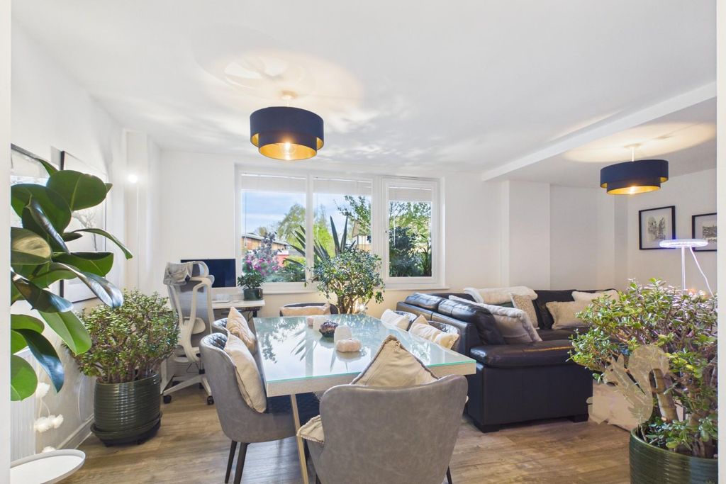 Additional image 2 of 2 bed flat for saleVictoria Road, Chelmsford CM1