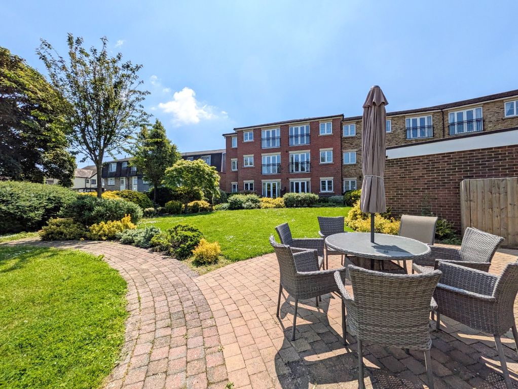 2 bed flat for saleSandringham Court, London Road, Hadleigh, Essex SS7