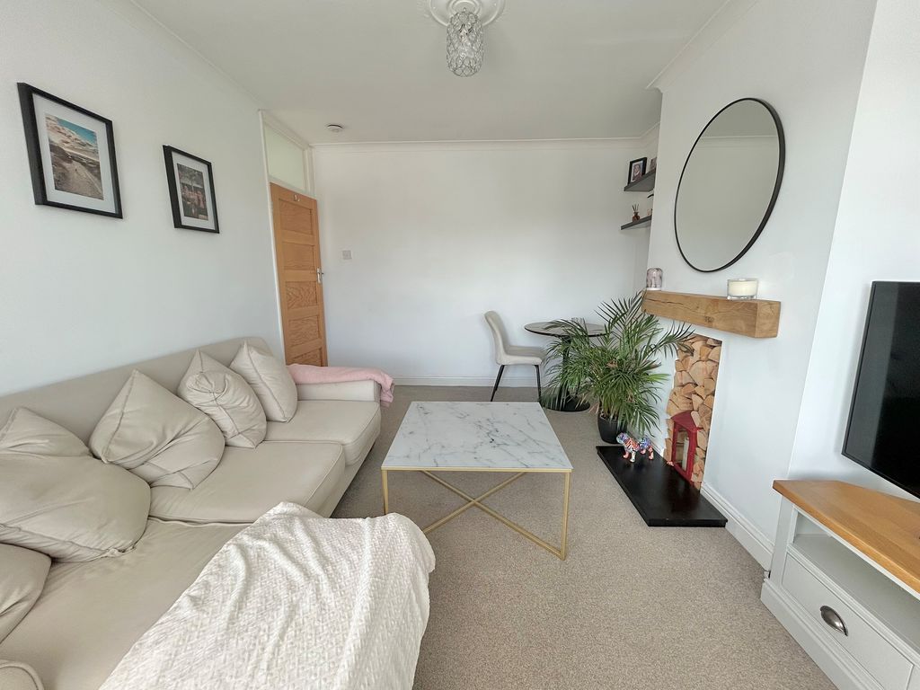 2 bed maisonette for saleCheshire Gardens, Chessington KT9 photo 3