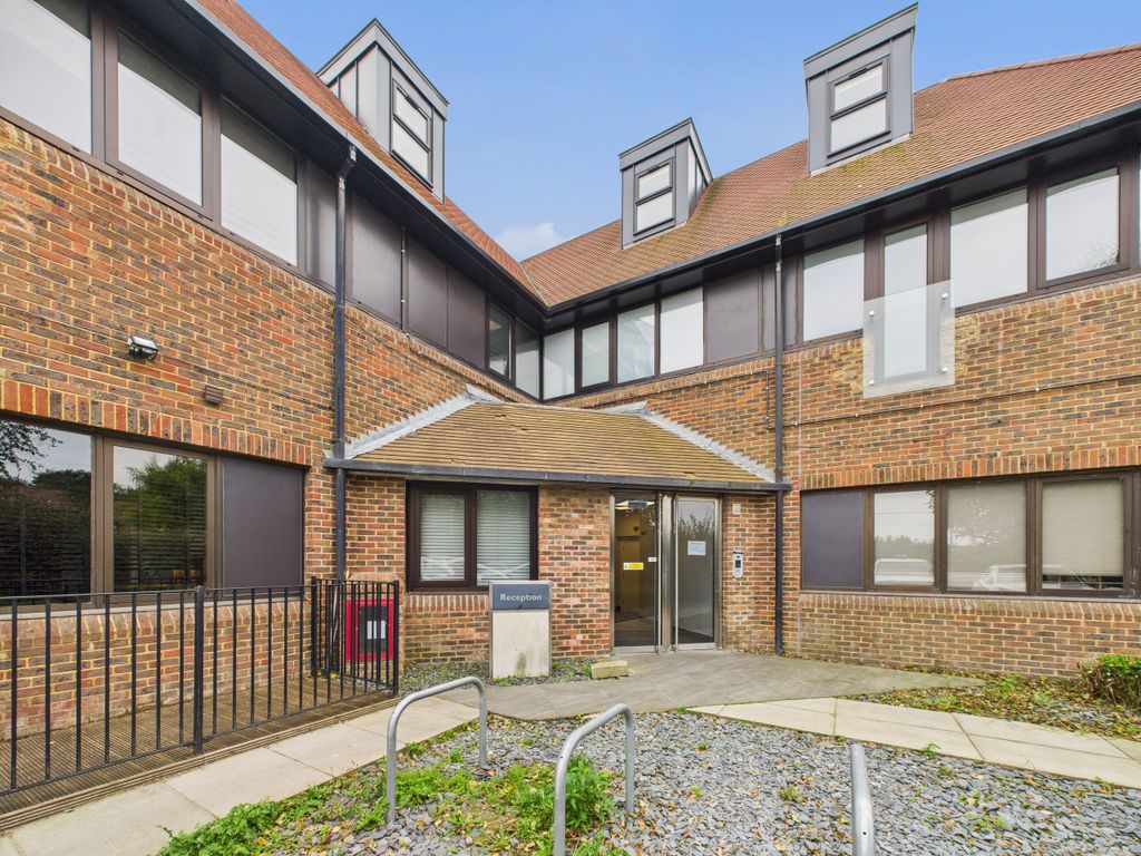 2 bed flat for saleSwilley Gardens, Oxford Road, Stokenchurch, High Wycombe, Buckinghamshire HP14