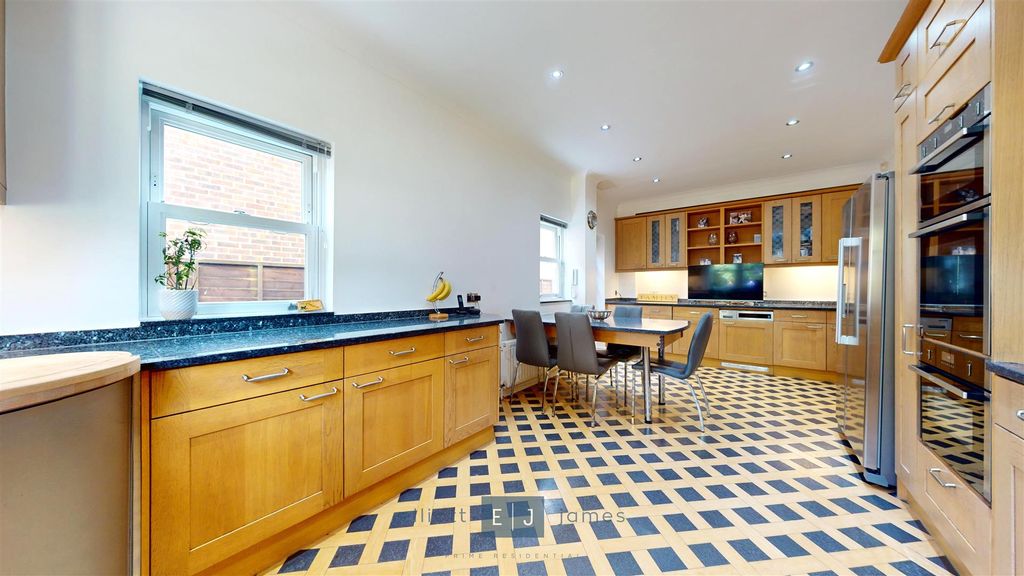 Additional image 3 of 5 bed detached house for saleMeadow Way, Chigwell IG7
