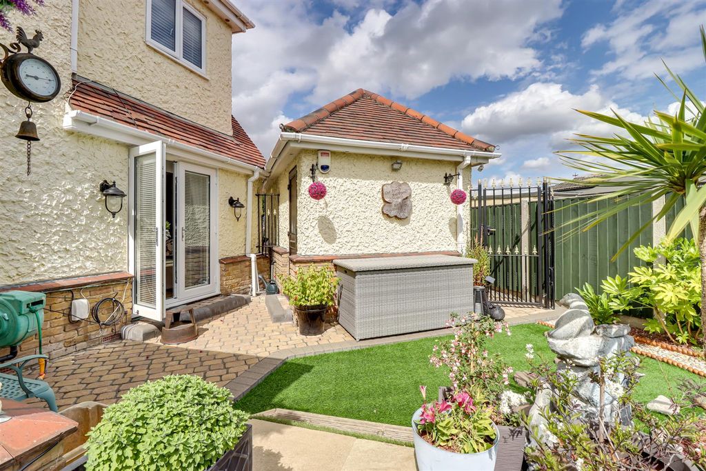 Additional image 21 of 4 bed detached house for saleBarbara Avenue, Canvey Island SS8