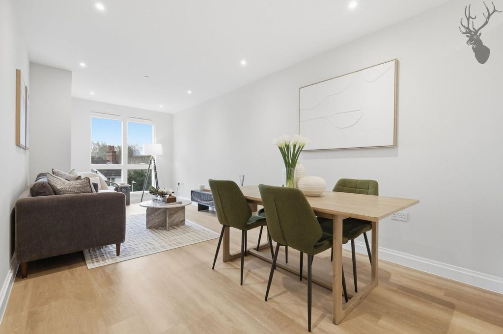 Additional image 3 of 2 bed flat for saleHigh Road, Chigwell IG7