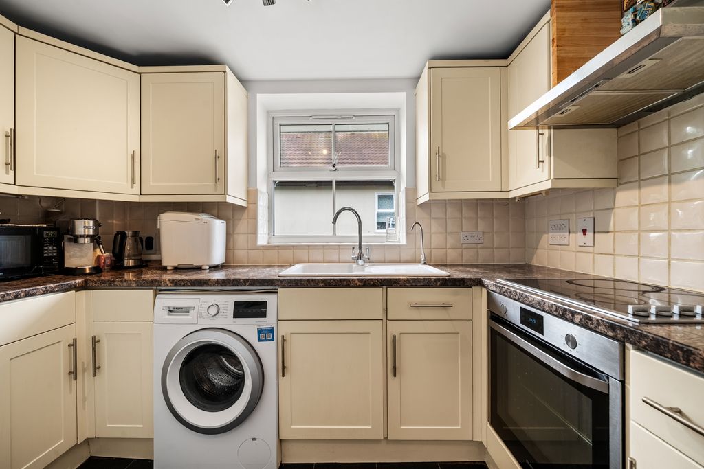 Additional image 5 of 2 bed flat for saleChertsey, Surrey KT16