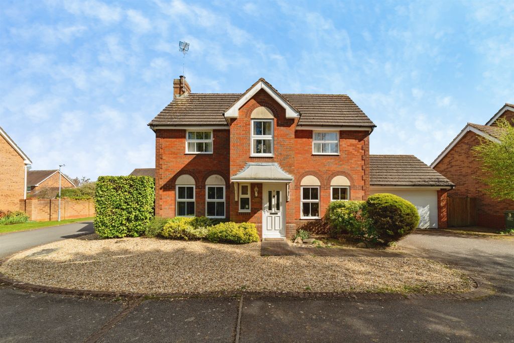 4 bed detached house for salePlumpton Close, Chippenham SN14