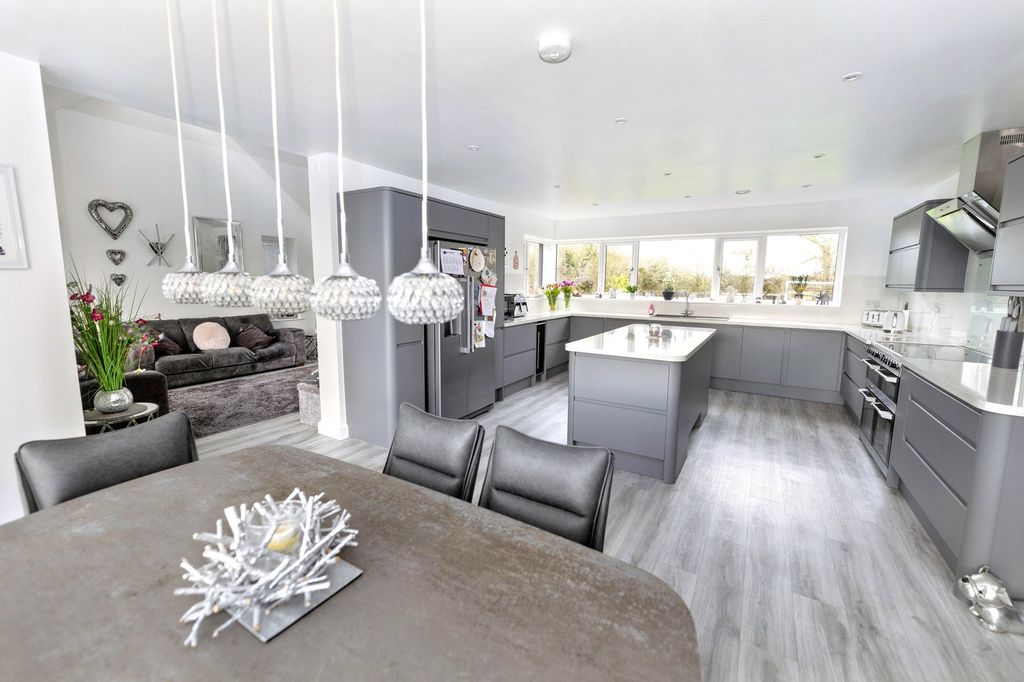 Additional image 7 of 4 bed detached house for saleHeath Road, St Osyth CO16
