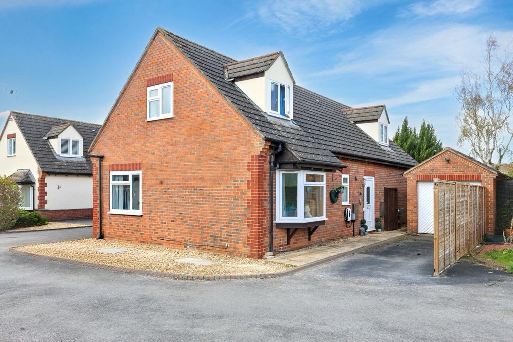4 bed detached house for sale16 Wychwood Close, Carterton OX18